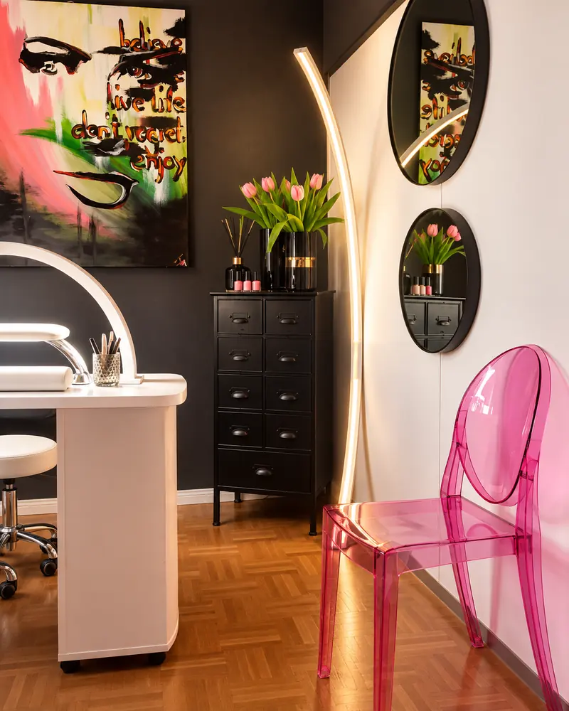 Studioecke mit Tulpen und Kunstwerk