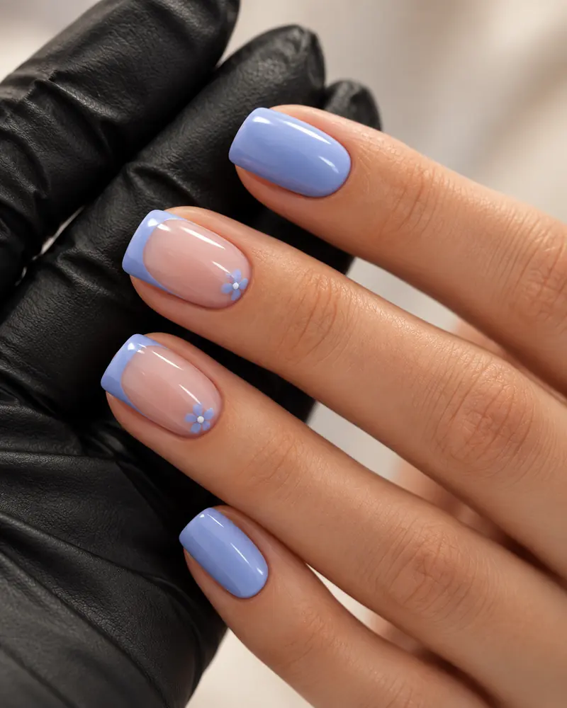 Blaue French Nails mit kleinen Blümchen